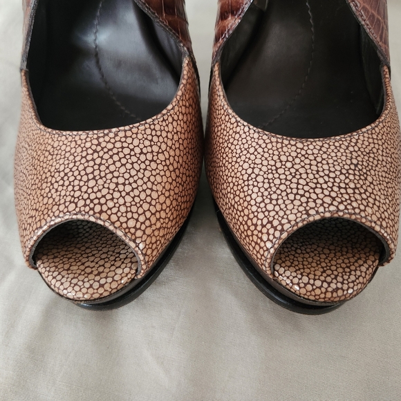 BCBG MAX AZRIA heel - Picture 3 of 8